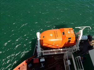 5.0M FRP CARGO versions TOTALLY ENCLOSED LIFEBOAT AND RESCUE BOAT FOR TRAINNING